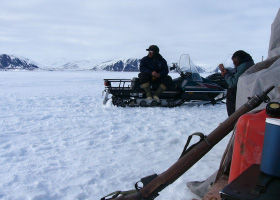 北極グマ対策に銃を保持しているイヌイット