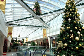 モールも徐々にクリスマスモードへ