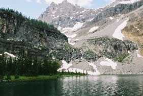 静かな湖と荒削りな岩斜面