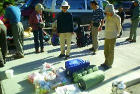 食糧や鍋、テントなどの装備