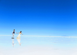 鏡張りのウユニ塩湖で二人だけの世界