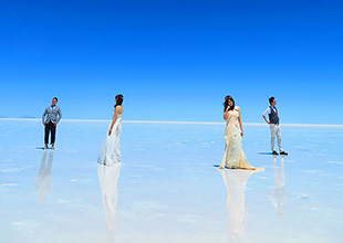 ウユニ塩湖でウェディングドレス
