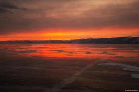 夕焼けに染まるバイカル湖
